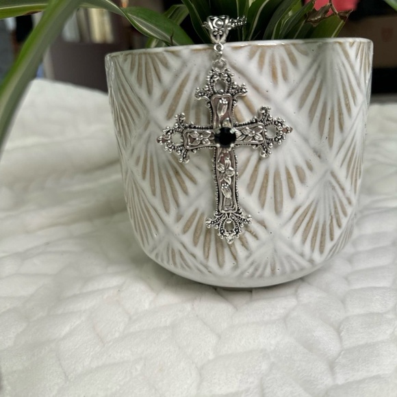 Elegant Silver Cross Pendant Necklace - Picture 3 of 5